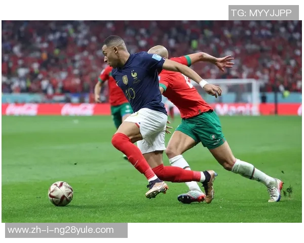 从街头到绿茵场：足球传奇球星的奋斗与荣耀之路